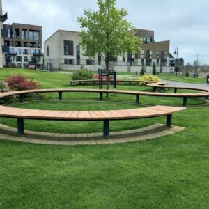 Slangeformet park bænk