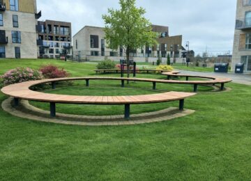 Slangeformet park bænk