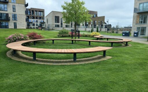 Slangeformet park bænk