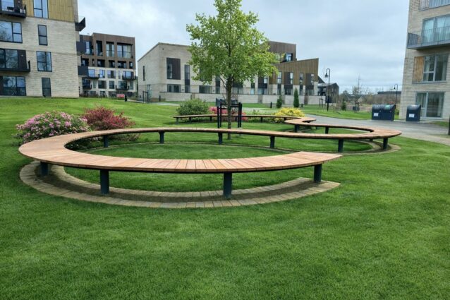 Slangeformet park bænk