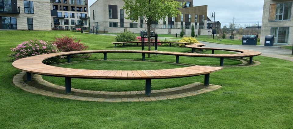 Slangeformet park bænk